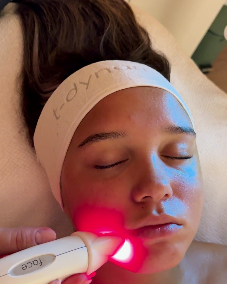 Tratamiento facial en la cabina de estética de Líbera, Vila de Gràcia
