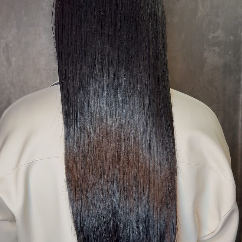 Cabello largo liso y brillante tras un tratamiento en Líbera