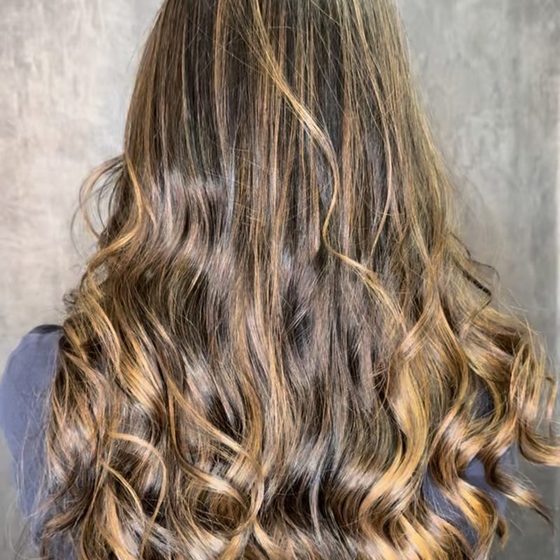 Balayage en melena larga con ondas, en Líbera